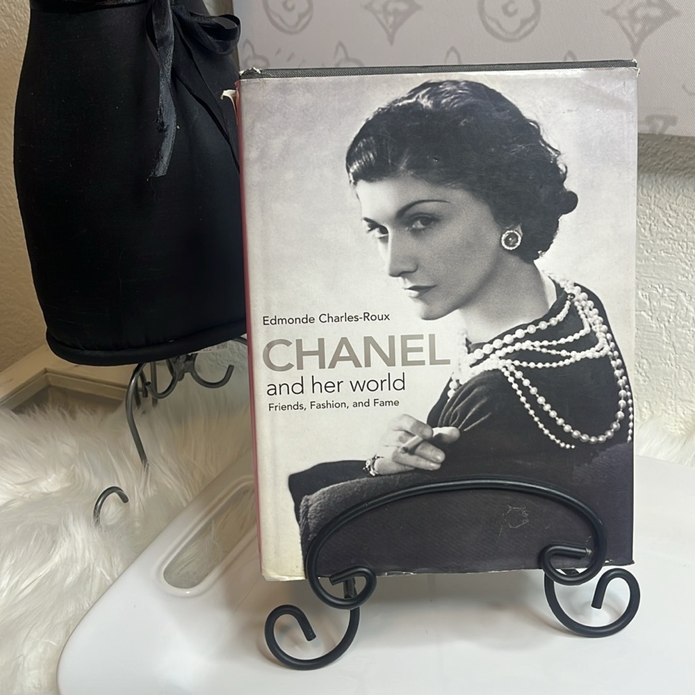 CHANEL Black and White Fashion Book